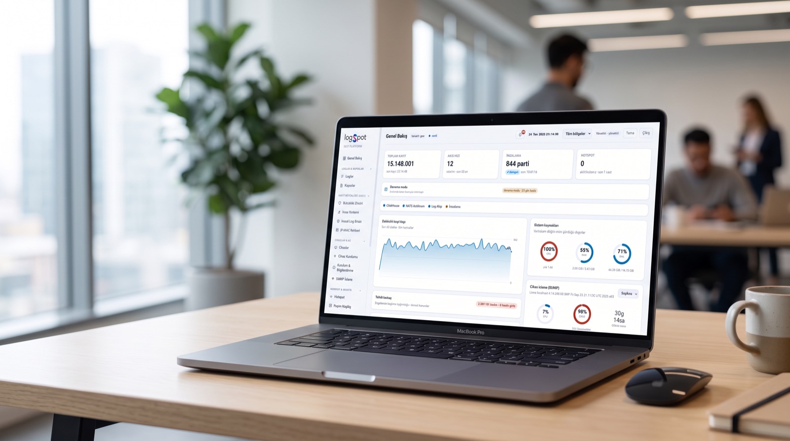 LogSpot yönetim paneli — ofis ortamında MacBook mockup